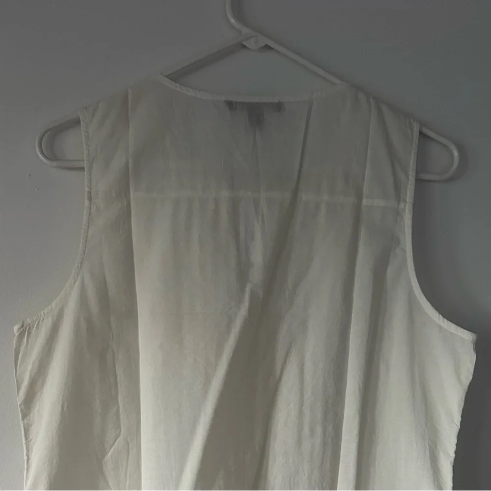 NWT- Banana Republic- White Tank with eyelet detailing-‎ M